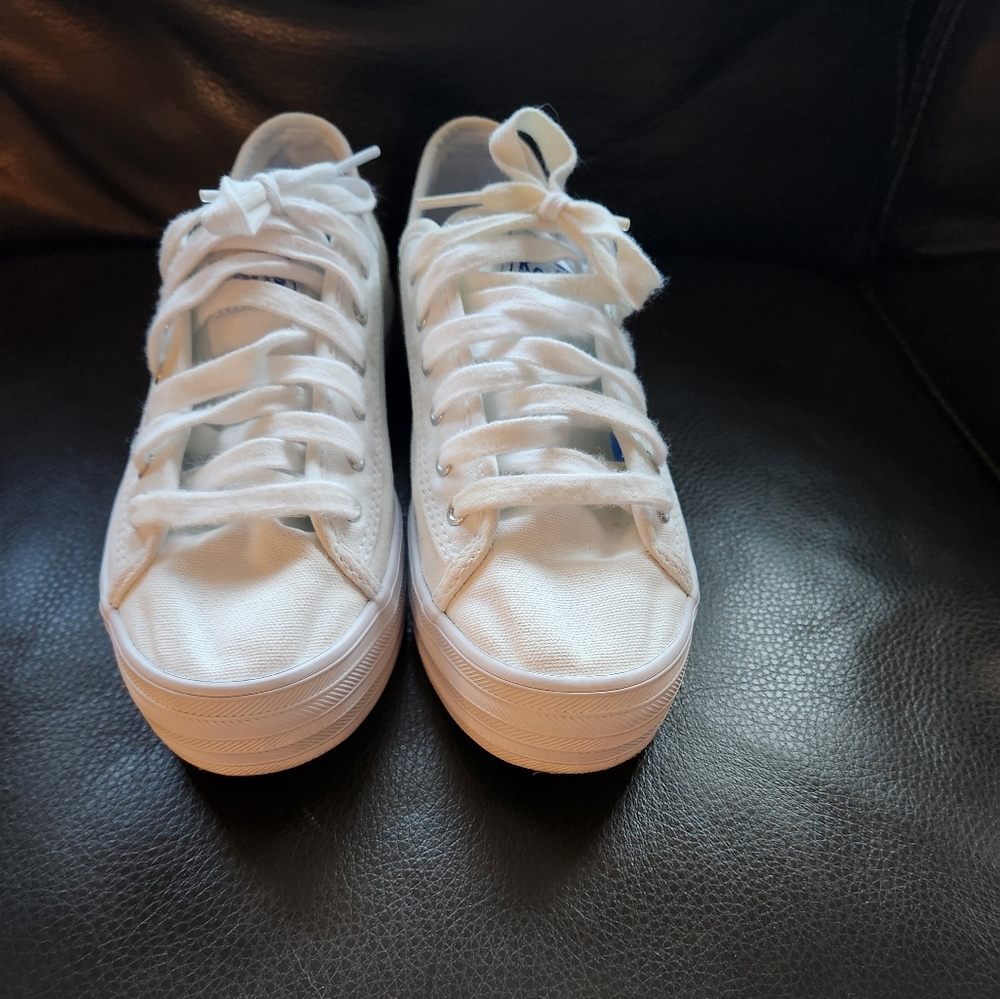 Tennis shoes